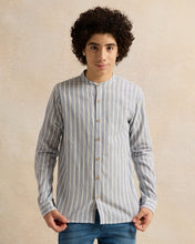 Load image into Gallery viewer, طقم قميص أزرق مع تي شيرت بيج للأولاد الكبار (قطعتان)
