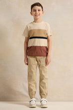 Load image into Gallery viewer, بنطلون رياضي جينز بجيوب مائلة باللون البيج للأولاد

