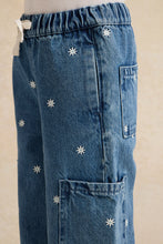 Load image into Gallery viewer, بنطلون جينز أزرق مطرز واسع الساق للبنات
