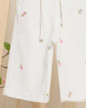 Load image into Gallery viewer, بنطلون أبيض واسع الساق للبنات الرضع مع تطريز
