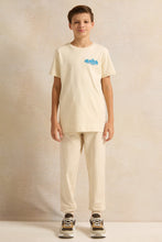 Load image into Gallery viewer, تي شيرت مطبوع عليه فرقة موسيقية باللون البيج للأولاد الكبار
