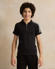 Load image into Gallery viewer, تي شيرت بولو أسود مزخرف للأولاد الكبار
