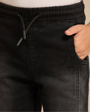 Load image into Gallery viewer, شورت جينز باللون الأسود للأولاد الصغار
