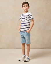 Load image into Gallery viewer, شورت دينيم سهل الأرتداء بجيوب امامية باللون الأزرق للأولاد الصغار

