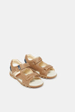 Load image into Gallery viewer, صندل رياضي بني للأولاد الكبار
