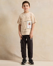 Load image into Gallery viewer, تي شيرت مزخرف للاولاد باللون البيج
