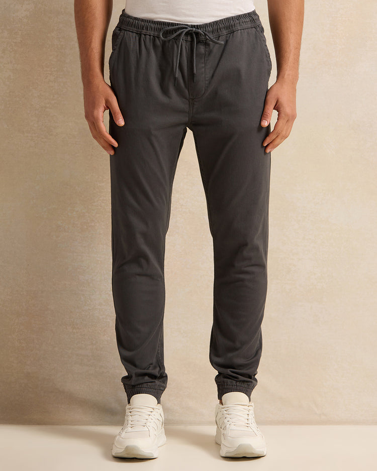 بنطال رياضي رجالي باللون الفحمي