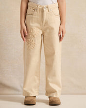 Load image into Gallery viewer, بنطلون جينز مستقيم مطرز باللون البيج للبنات
