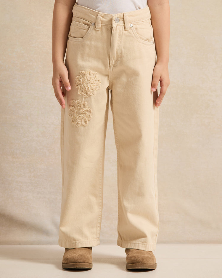 بنطلون جينز مستقيم مطرز باللون البيج للبنات
