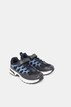 Load image into Gallery viewer, حذاء Trekker أسود اللون للأولاد الكبار
