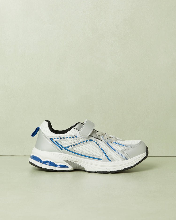 حذاء رياضي أبيض اللون للأولاد الكبار