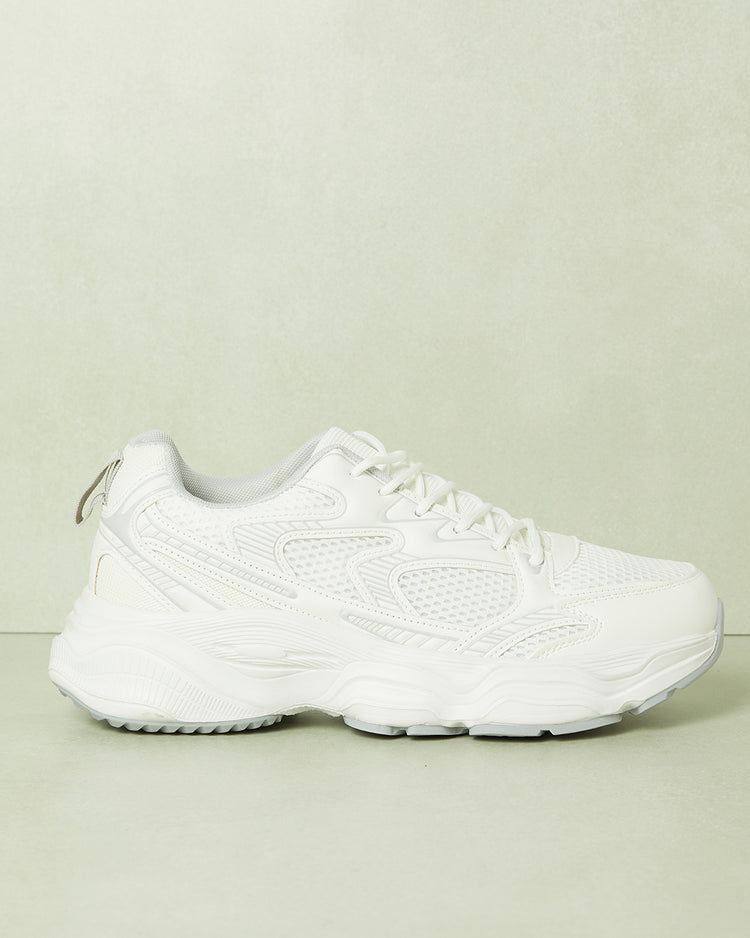 حذاء رياضي رجالي أبيض اللون مصنوع من مادة سميكة