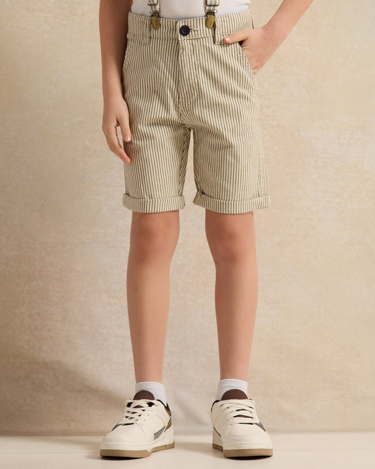 شورت أخضر وأبيض للأولاد مع حمالة