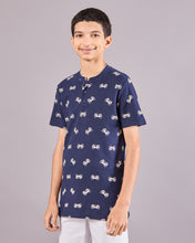 Load image into Gallery viewer, تي شيرت بولو بلون كحلي AOP ماندارين: كحلي: 8-9 سنوات
