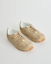 Load image into Gallery viewer, حذاء رياضي برباط باللون البيج
