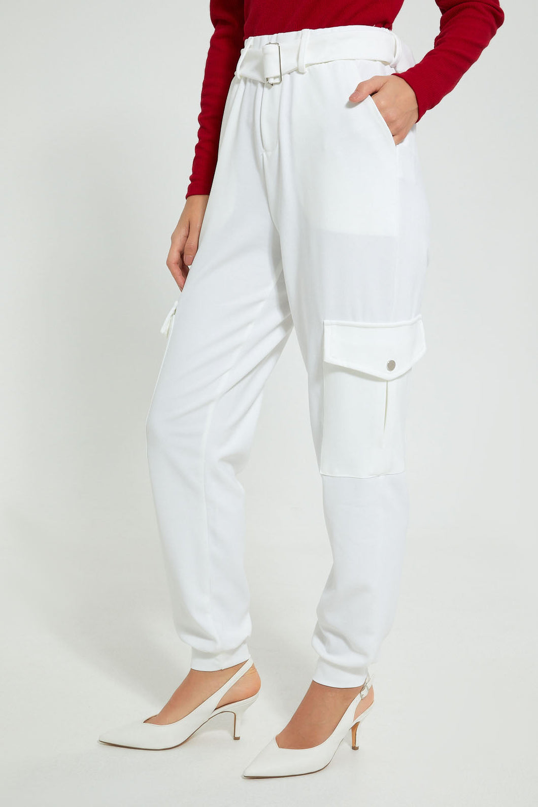 White Belted Utility Jogger بنطلون رياضي بحزام باللون الأبيض