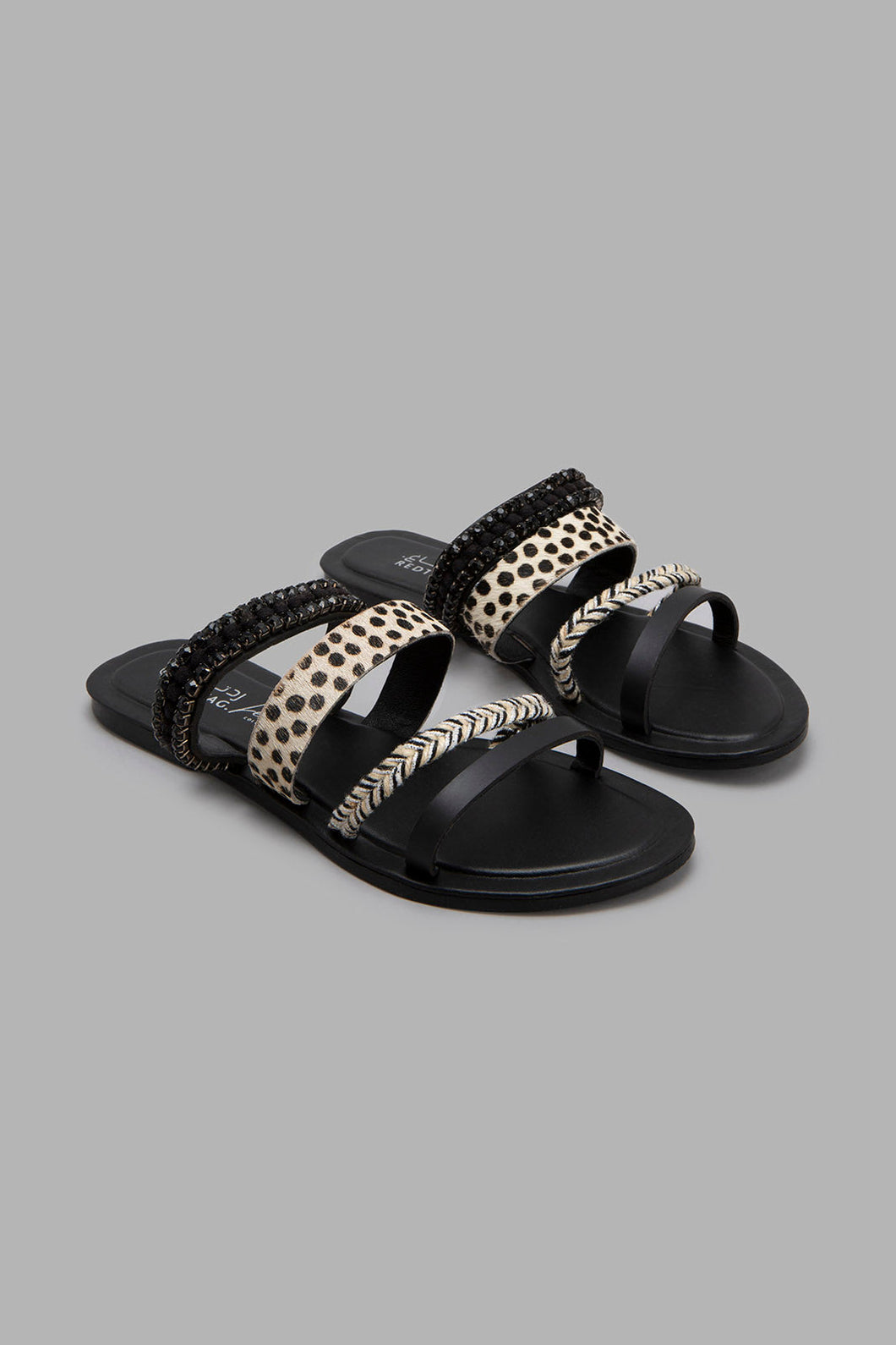 Black Strappy Embellished Mule صندل مسطح بلون أسود بشرائط متداخلة