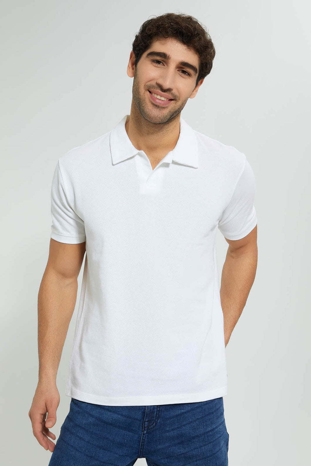 White Buttonless Polo Shirt تيشيرت بولو بدون أزرار باللون الأبيض
