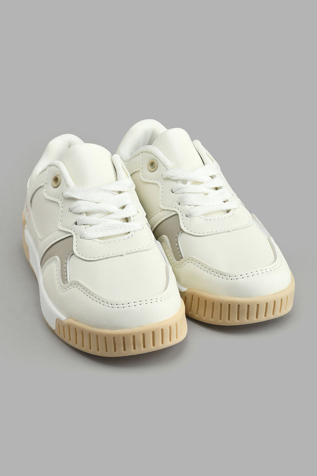 White Ribbed Skate Shoe حذاء رياضي باللون الأبيض