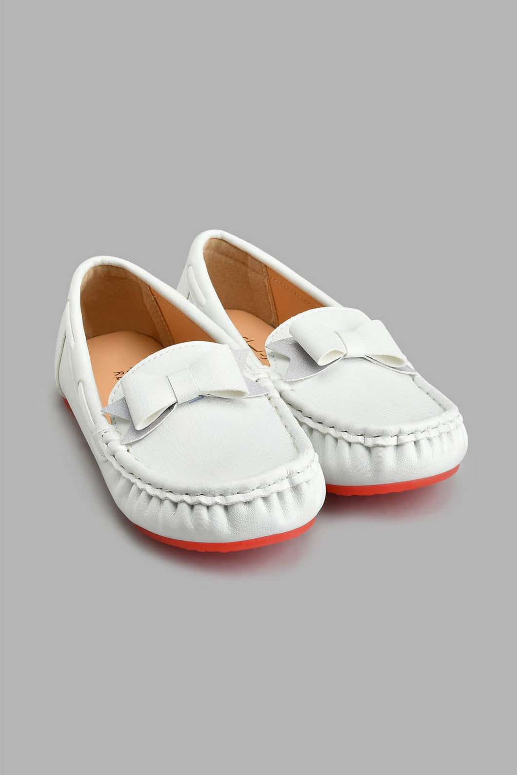 White Bow Trim Moccasin حذاء باللون الأبيض بفيونكة