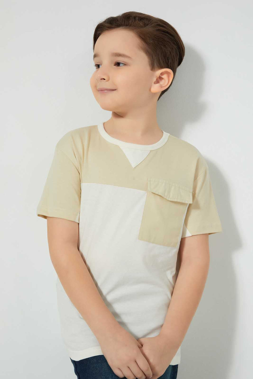 Beige Pocket T-Shirt تيشيرت مزين باللون البيج