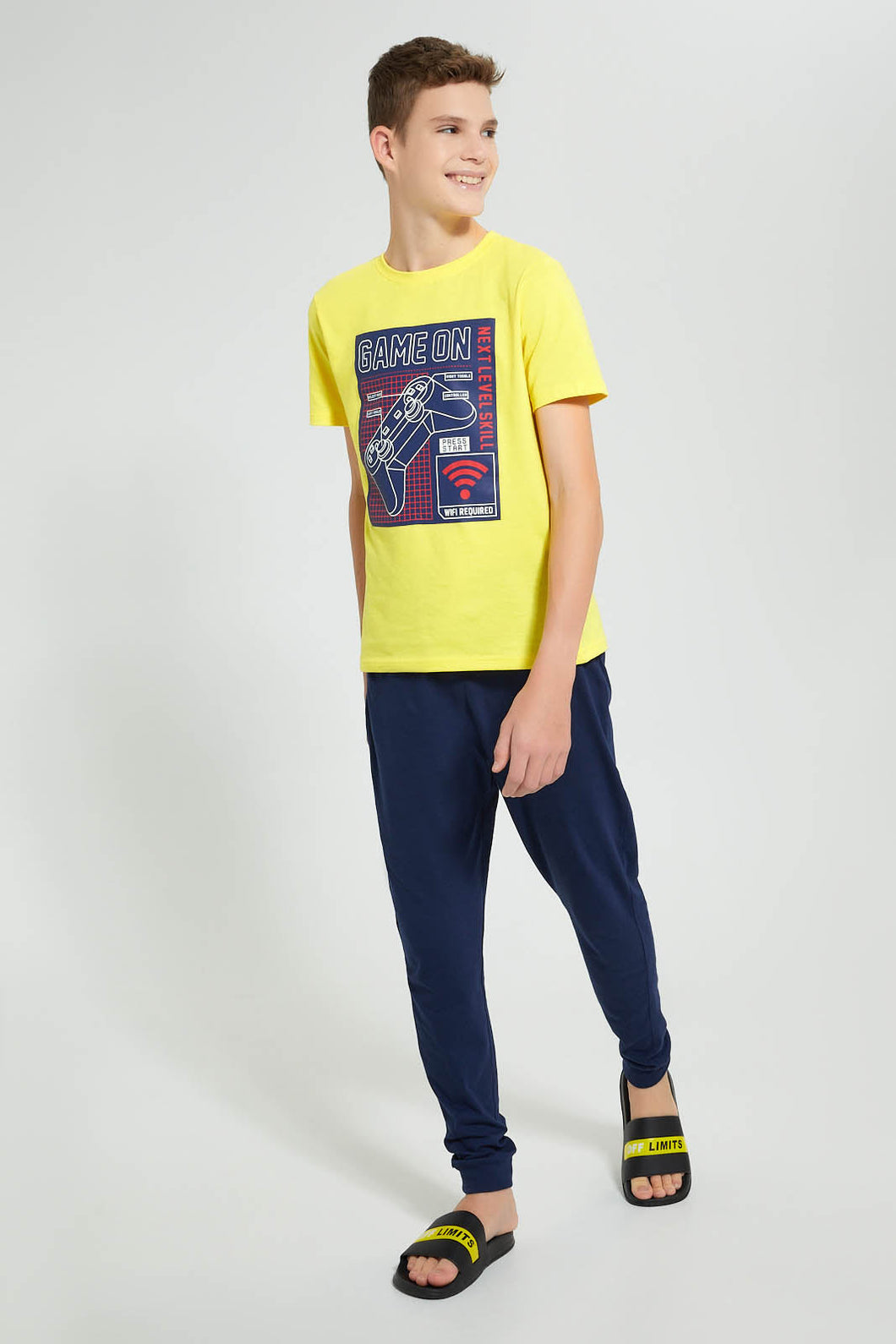 Yellow And Navy Game On Pyjama Set (2 Piece) طقم بيجامة بطباعة باللون الأصفر والكحلي (قطعتين)