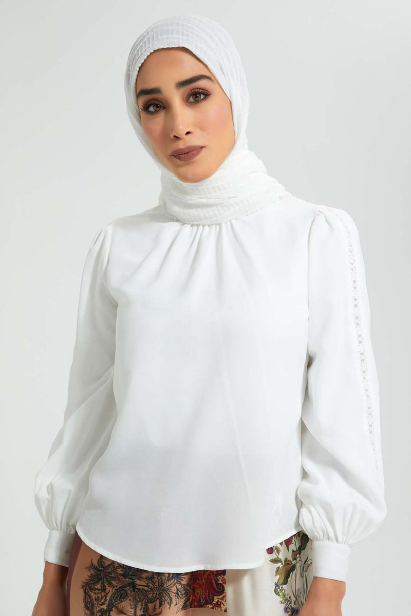 White Lace Blouse بلوزة دانتيل باللون الأبيض
