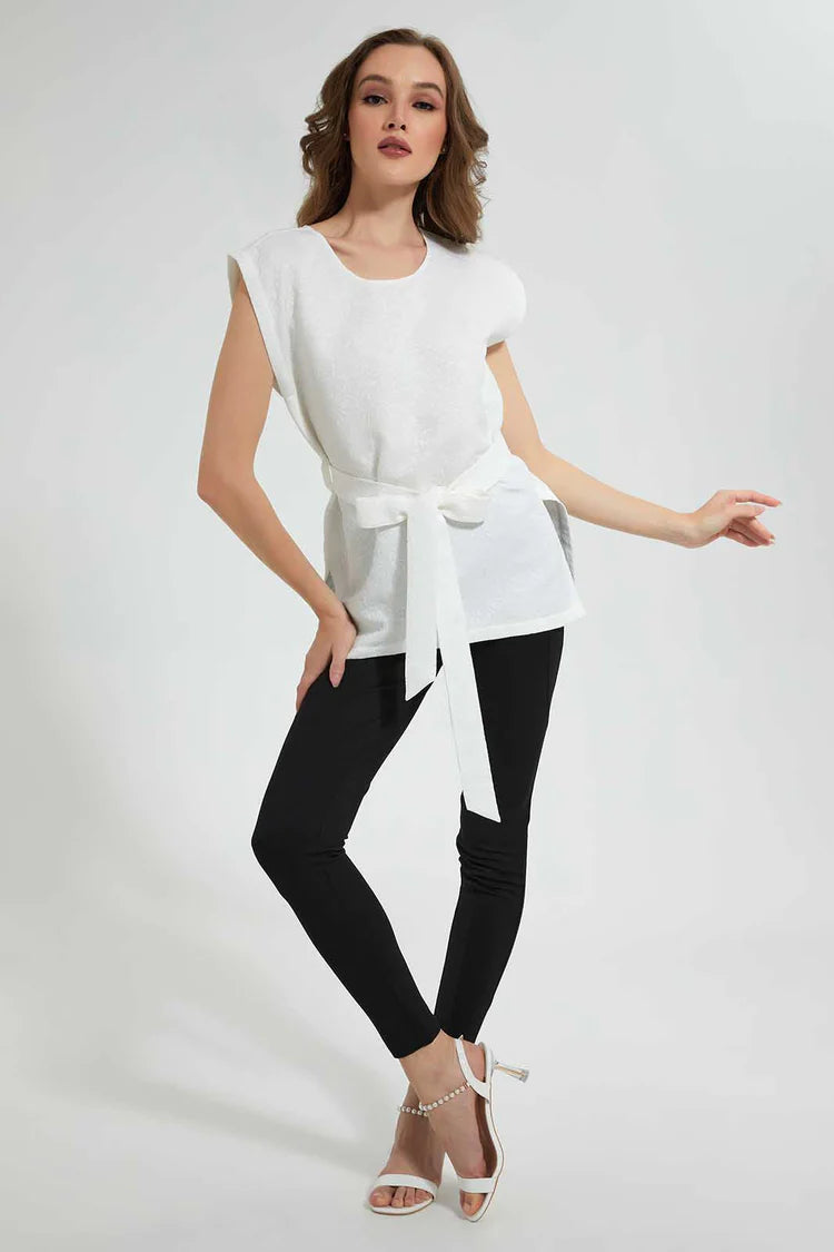 White Textured Top With Belt بلوزة بارزة الملمس باللون الأبيض