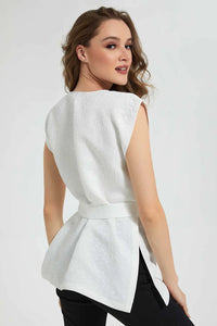 White Textured Top With Belt بلوزة بارزة الملمس باللون الأبيض
