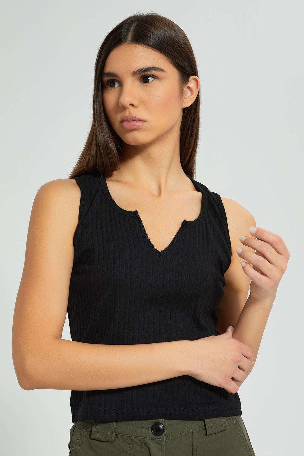Black Sleeveless Ribbed T-Shirt تيشيرت مضلع باللون الأسود بدون أكمام