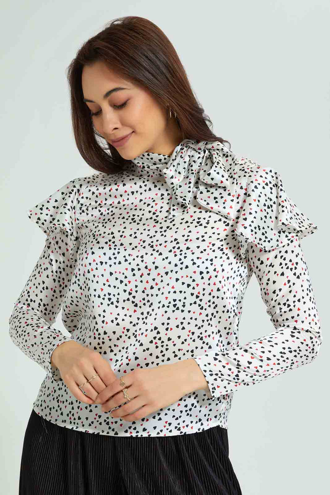 Black And White Heart Print Blouse بلوزة باللون الأبيض والأسود بطبعة قلوب