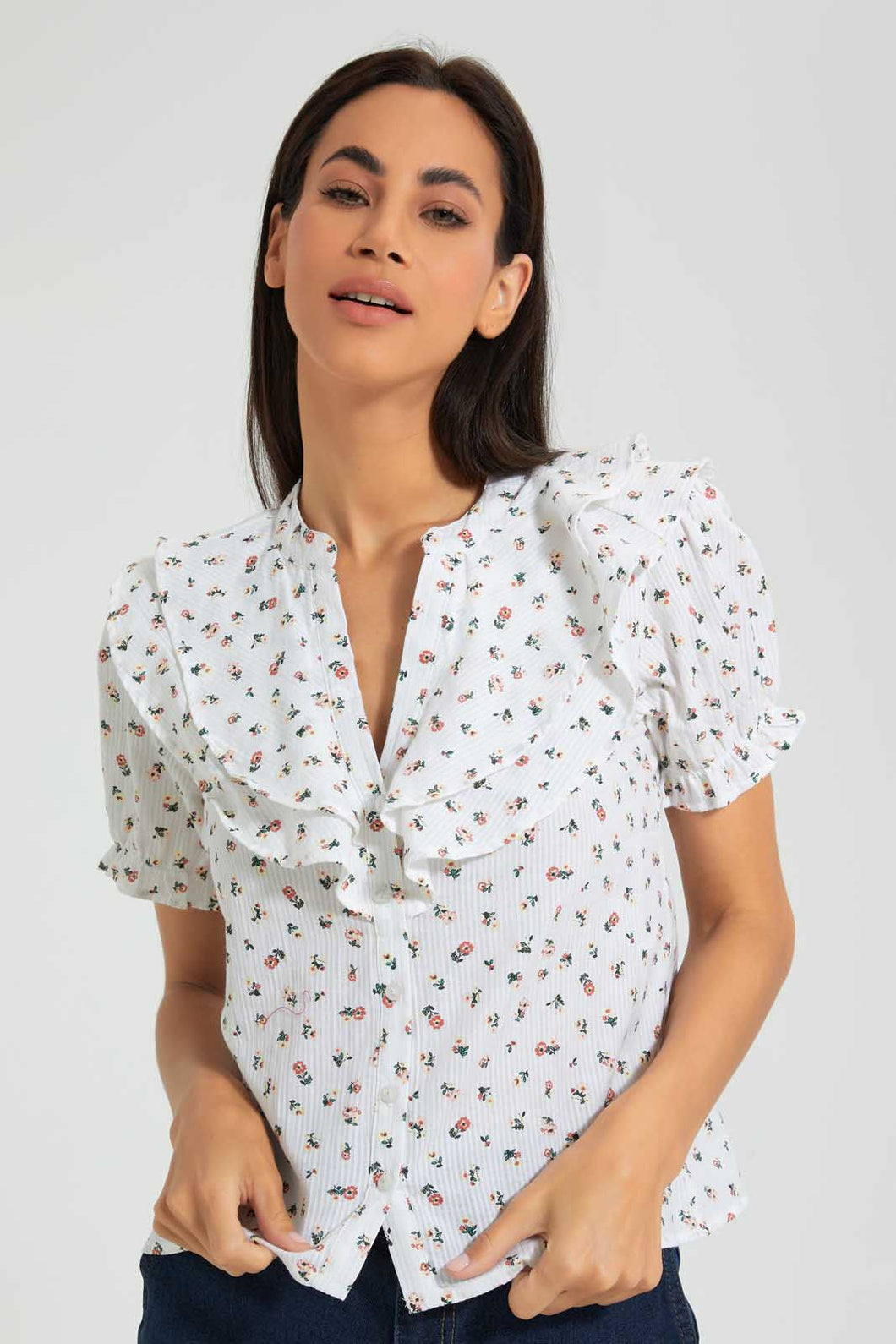 White Floral Blouse بلوزة باللون الأبيض بطبعة ورود