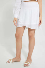 Load image into Gallery viewer, White Shiffly Skirt تنورة بتصمصم متفرغ باللون الأبيض
