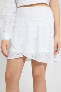 White Shiffly Skirt تنورة بتصمصم متفرغ باللون الأبيض