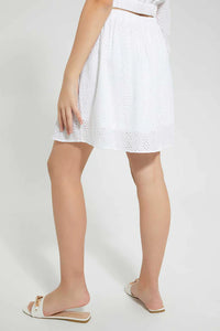 White Shiffly Skirt تنورة بتصمصم متفرغ باللون الأبيض