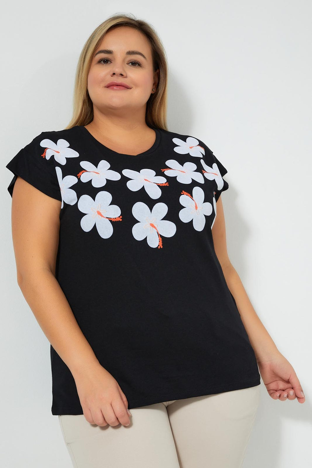 Black Floral T-Shirt تيشيرت بطبعة أزهار باللون الأسود