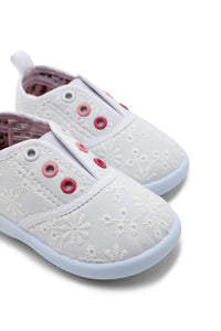 حذاء مطرزة باللون الأبيض للفتيات الصغيرات