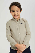 Load image into Gallery viewer, قميص كاجوال مخيط باللون البيج للأولاد الصغار
