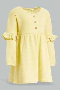 فستان بملمس بارز باللون الأصفر لحديثي الولادة