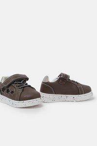 حذاء سنيكرز باللون البني للأولاد الرضَع
