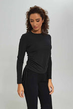 Load image into Gallery viewer, تيشيرت مكشكش باللون الأسود للنساء
