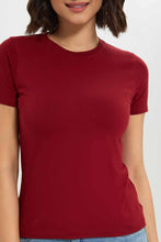 Load image into Gallery viewer, تيشيرت بأكمام قصيرة باللون الأحمر الداكن للنساء
