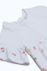 بلوزة بطبعة أزهار باللون الأبيض للبنات الرضّع