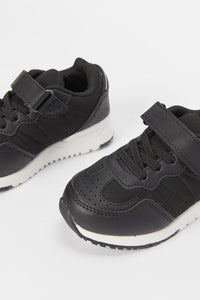 حذاء سنيكرز فيلكرو باللون الأسود للأولاد الصغار