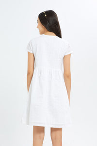 فستان مزين باللون الأبيض للبنات الكبار