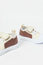 Load image into Gallery viewer, حذاء بشريط فيلكرو باللون البيج للأولاد الرضع
