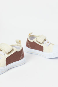 حذاء بشريط فيلكرو باللون البيج للأولاد الرضع