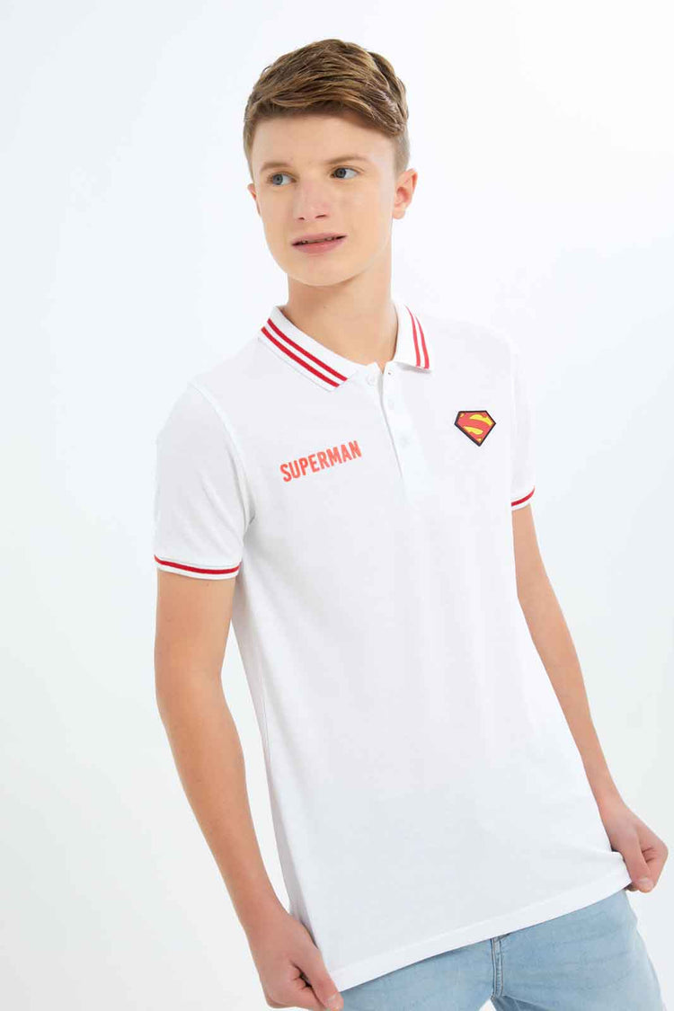 قميص بولو بطبعة سوبرمان باللون الأبيض للأولاد الكبار