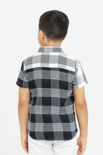 Load image into Gallery viewer, قميص كاروهات باللون الأسود للأوالد الصغار
