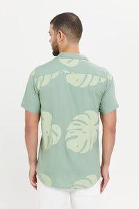 قميص مطبوع باللون الأخضر للرجال